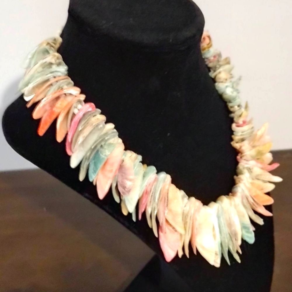 Vintage and colorful sea shell necklace with screw closure - Picture 5 of 7
